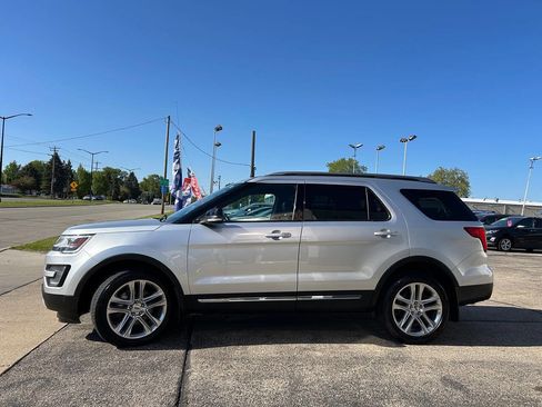 Used 2017 Ford Explorer XLT w/ Equipment Group 202A AWD/4WD image 7