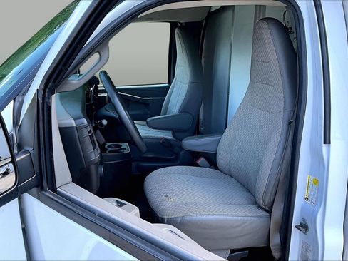 Used 2017 Chevrolet Express 3500 RWD image 9