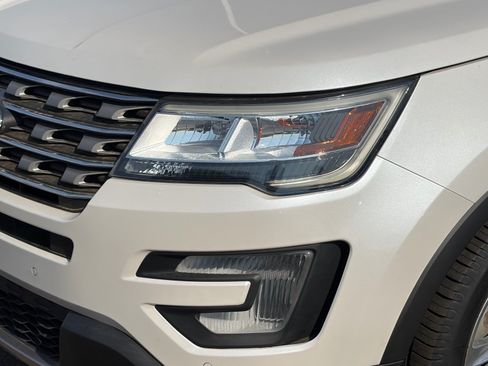 Used 2017 Ford Explorer XLT w/ Equipment Group 202A FWD image 5
