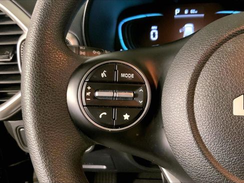 Used 2025 Kia Soul LX image 17