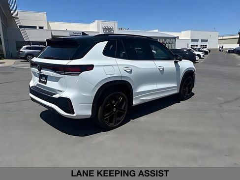 Used 2025 Volkswagen Tiguan SE R-Line AWD/4WD image 3