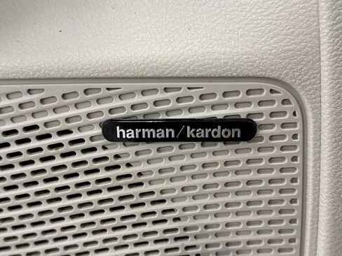 Used 2023 Chrysler Pacifica Limited w/ Uconnect Theater Family Group image 31