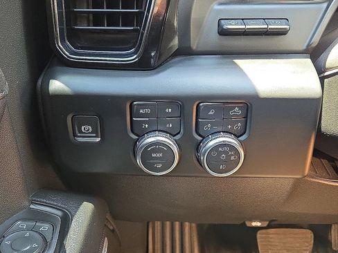 Used 2023 GMC Sierra 1500 AT4 w/ Technology Package AWD/4WD image 27