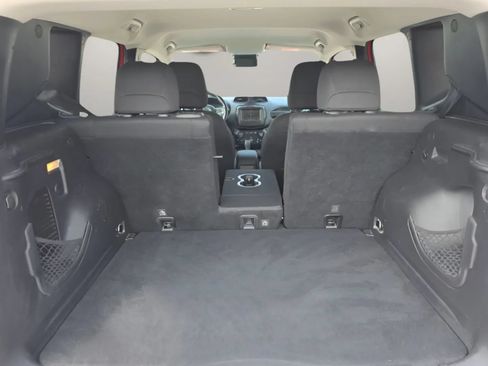 Used 2019 Jeep Renegade Latitude w/ Cold Weather Group AWD/4WD image 17