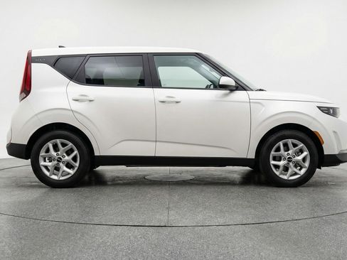 Used 2025 Kia Soul LX w/ LX Technology Package FWD image 11