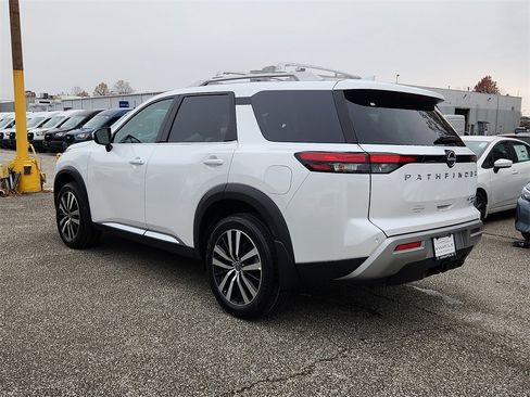 New 2025 Nissan Pathfinder Platinum image 3