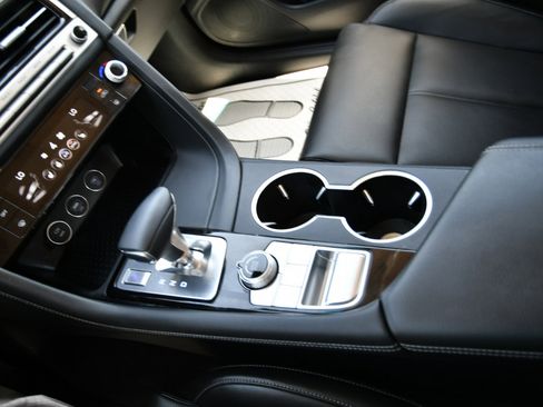 Used 2025 Genesis G70 2.5T image 19