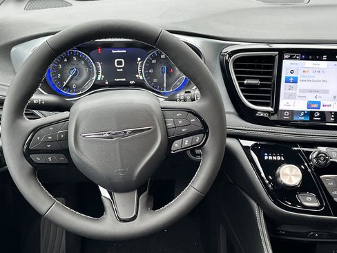 New 2026 Chrysler Pacifica Limited w/ Uconnect Theater Family Group image 14