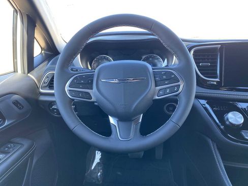 New 2026 Chrysler Pacifica Limited image 30