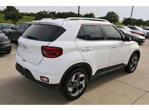 Certified 2025 Hyundai Venue SEL FWD image 8