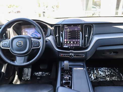 Used 2024 Volvo XC60 B5 Core AWD/4WD image 13