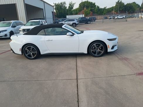 Used 2025 Ford Mustang Premium image 7