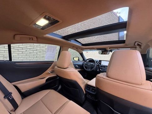 Used 2025 Lexus ES 350 w/ Accessory Package (Z2) image 18