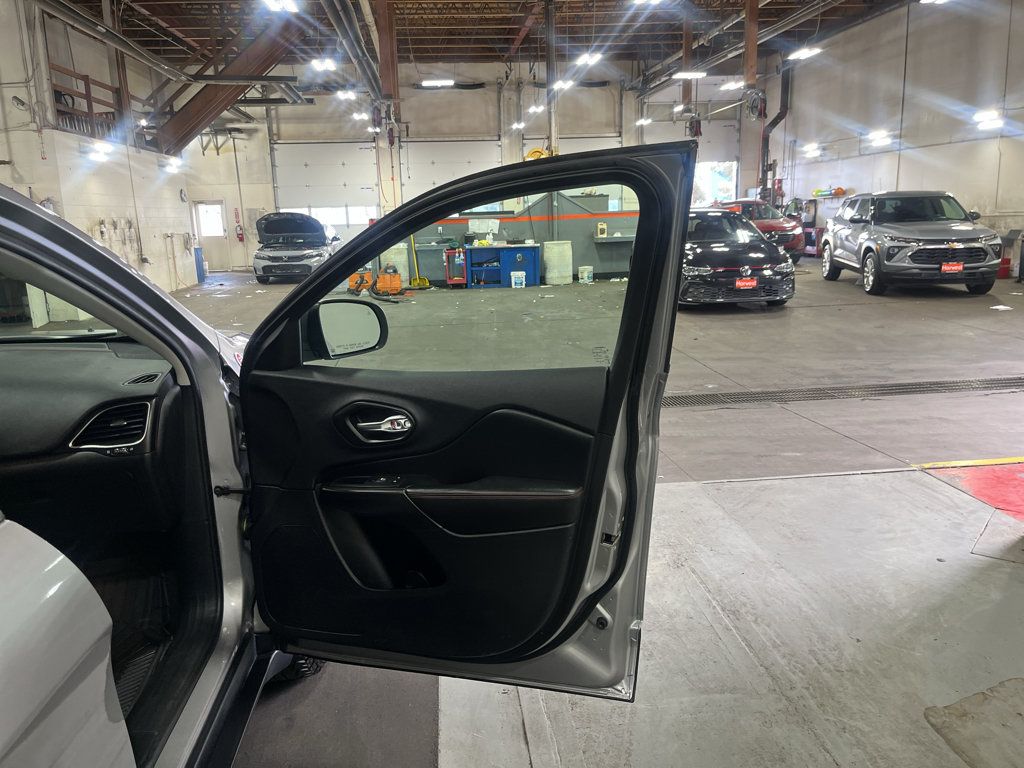 Used 2020 Jeep Cherokee Trailhawk AWD/4WD image 22