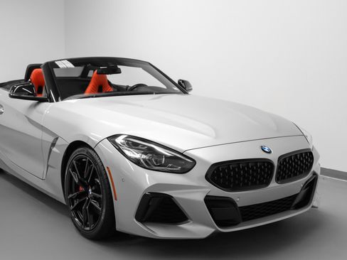 Used 2022 BMW Z4 M40i w/ Premium Package image 11
