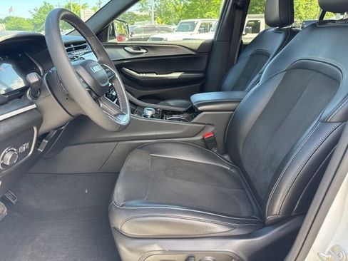 Used 2023 Jeep Grand Cherokee Altitude AWD/4WD image 19