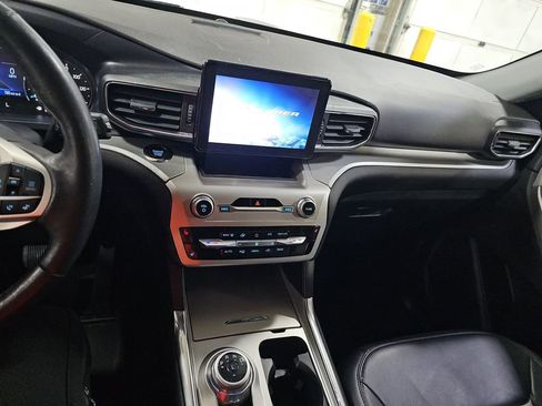 Used 2022 Ford Explorer XLT w/ Equipment Group 202A image 8