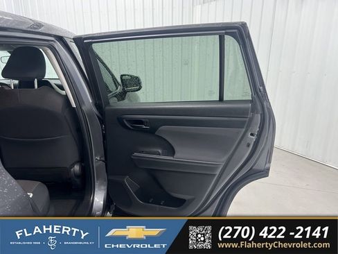 Used 2024 Toyota Highlander LE AWD/4WD image 12