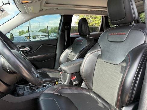 Used 2020 Jeep Cherokee Trailhawk w/ Comfort/Convenience Group AWD/4WD image 10