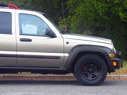 Used 2005 Jeep Liberty Renegade image 37