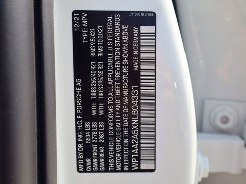 Certified 2022 Porsche Macan AWD/4WD image 29