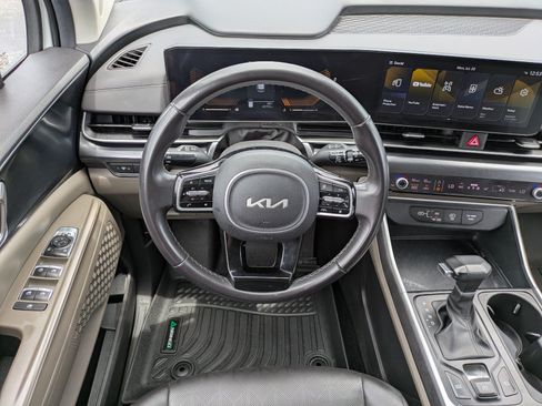 Certified 2025 Kia Carnival FWD image 11