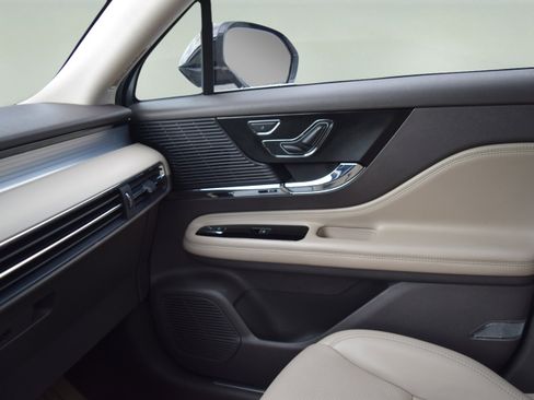 Used 2021 Lincoln Corsair AWD w/ Premium Package image 17