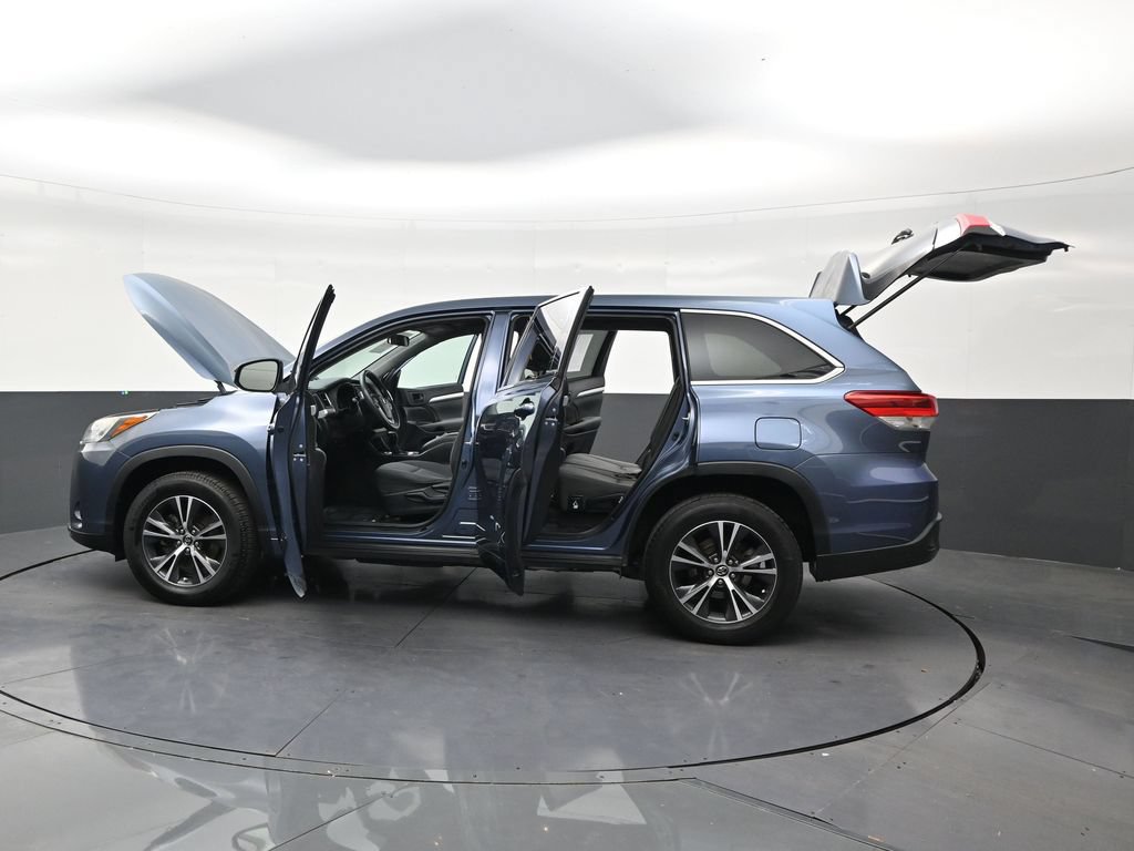 Used 2018 Toyota Highlander LE FWD image 30