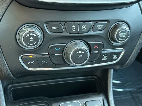 Used 2019 Jeep Cherokee Latitude Plus FWD image 19