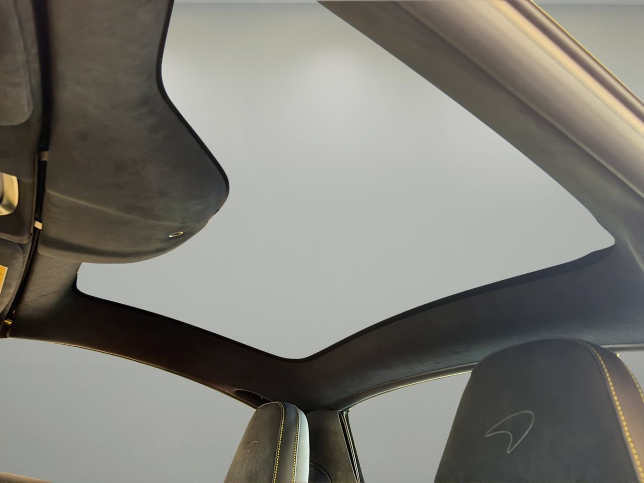 Used 2025 McLaren 750S Spider RWD image 32