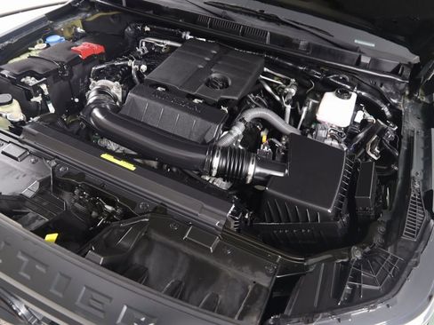 Used 2024 Nissan Frontier PRO-4X w/ Technology Package image 18