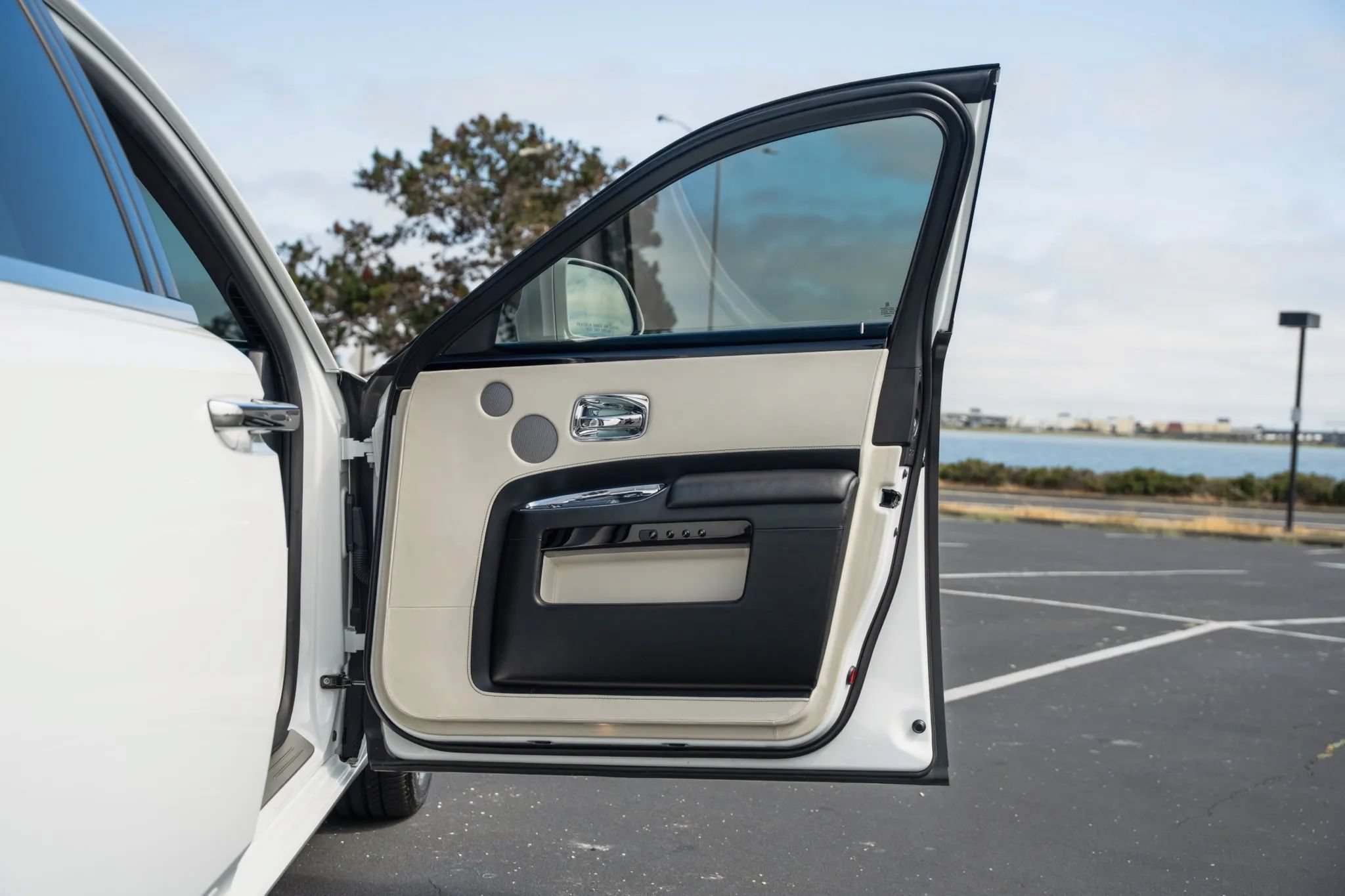 Used 2018 Rolls-Royce Ghost RWD image 38