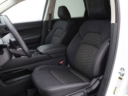 Used 2024 Nissan Pathfinder S image 16