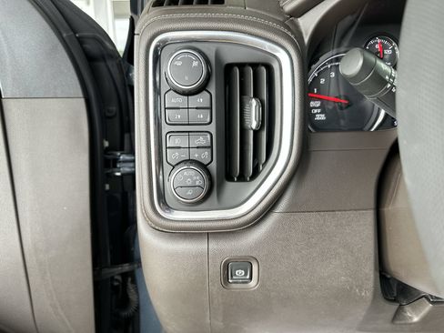 Used 2019 Chevrolet Silverado 1500 LTZ w/ LTZ Convenience Package AWD/4WD image 18