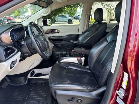 Used 2017 Chrysler Pacifica Touring-L FWD image 11