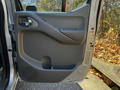 Used 2016 Nissan Frontier SV image 11