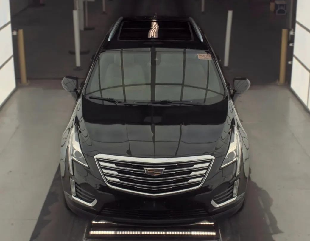 Used 2018 Cadillac XT5 Luxury w/ Driver Awareness Package FWD image 6