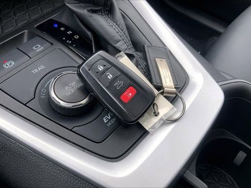 Used 2022 Toyota RAV4 XLE Premium image 11