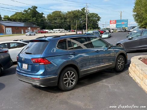 Used 2020 Volkswagen Tiguan SE w/ Panoramic Sunroof Package image 9