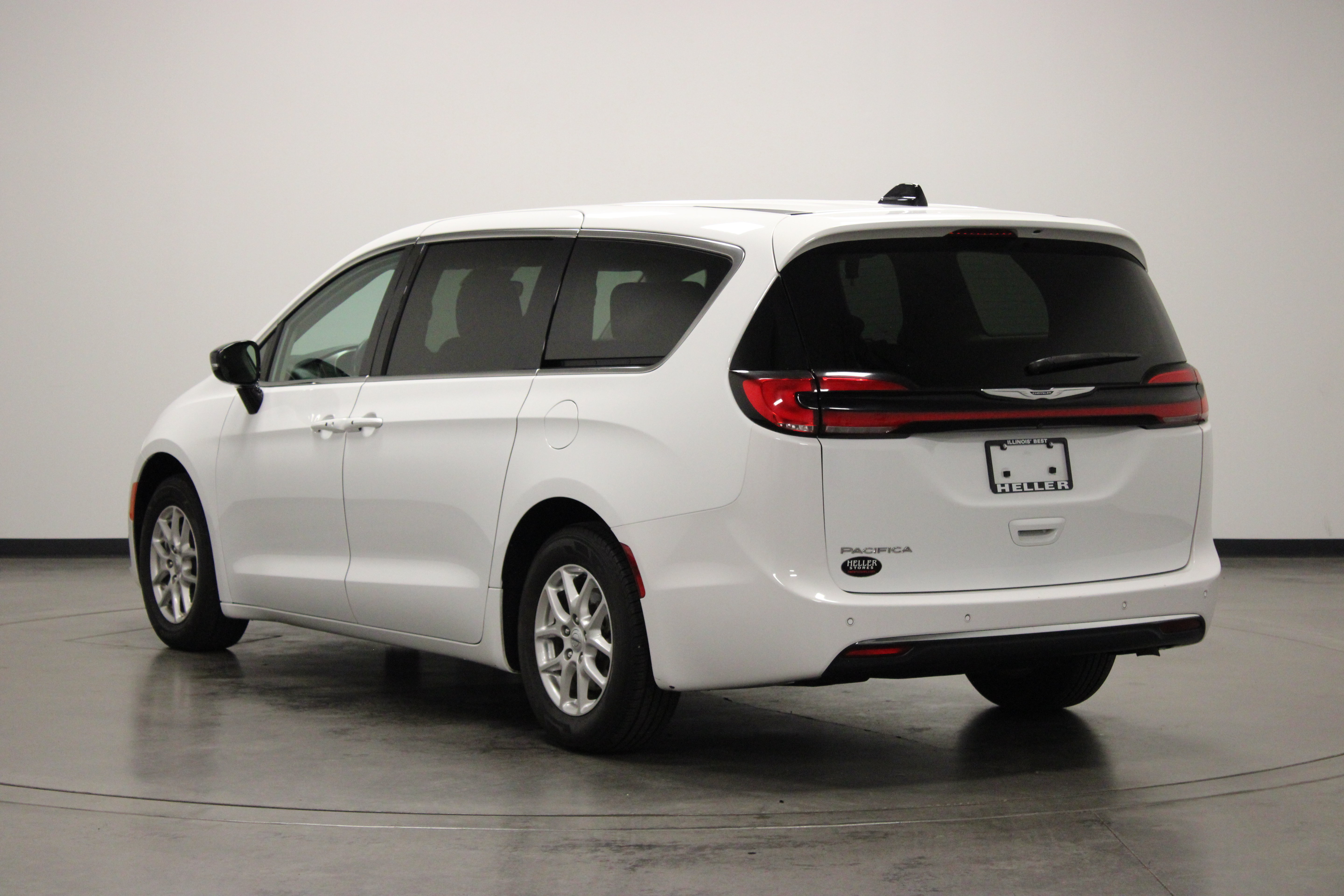 Used 2024 Chrysler Pacifica Touring-L FWD image 6