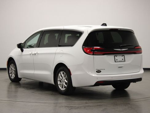 Used 2024 Chrysler Pacifica Touring-L FWD image 6