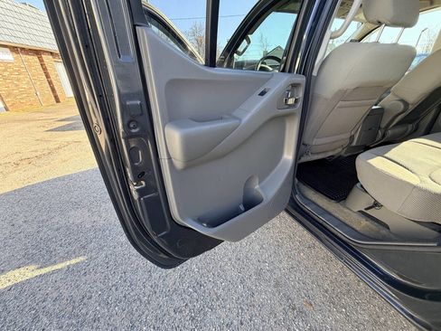 Used 2012 Nissan Frontier SV image 24