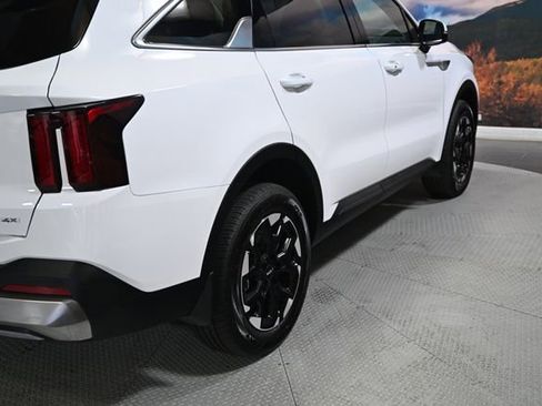 Used 2025 Kia Sorento S image 9