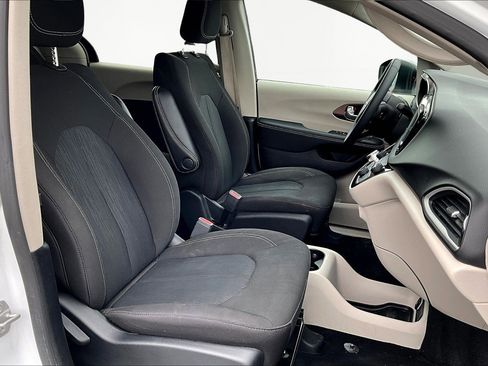 Used 2024 Chrysler Voyager LX image 31