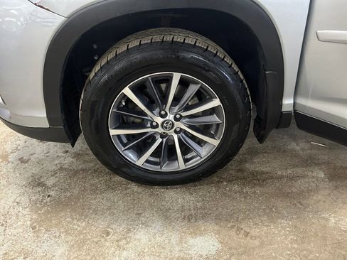 Used 2019 Toyota Highlander XLE image 28