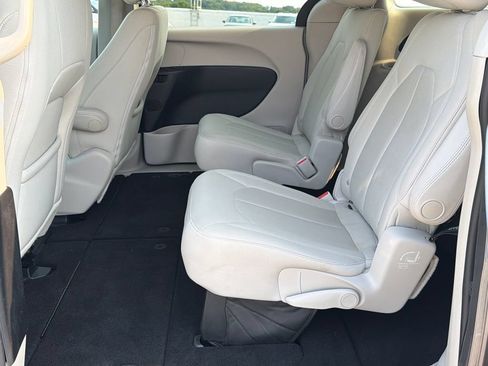 Used 2017 Chrysler Pacifica LX w/ Tire & Wheel Group FWD image 15