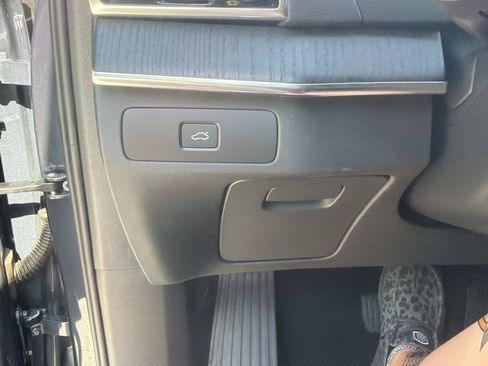 Used 2025 Volvo XC90 B6 Ultra w/ Lounge Package AWD/4WD image 32