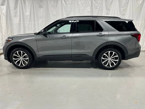 Used 2025 Ford Explorer ST-Line image 4