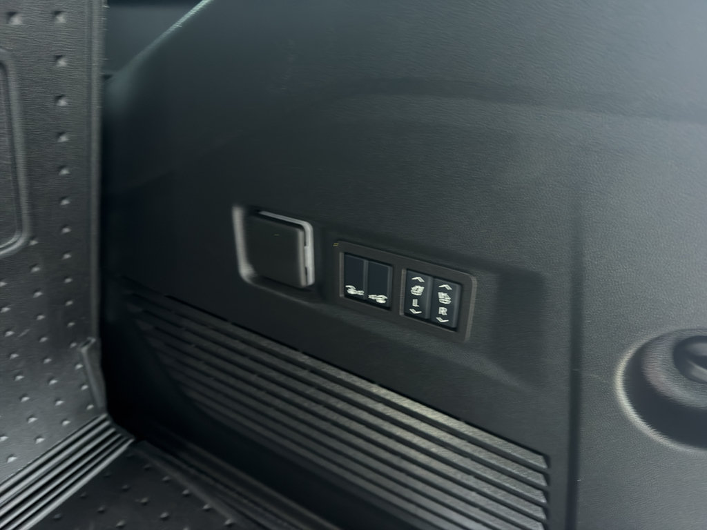 Used 2025 Chevrolet Tahoe Premier AWD/4WD image 13