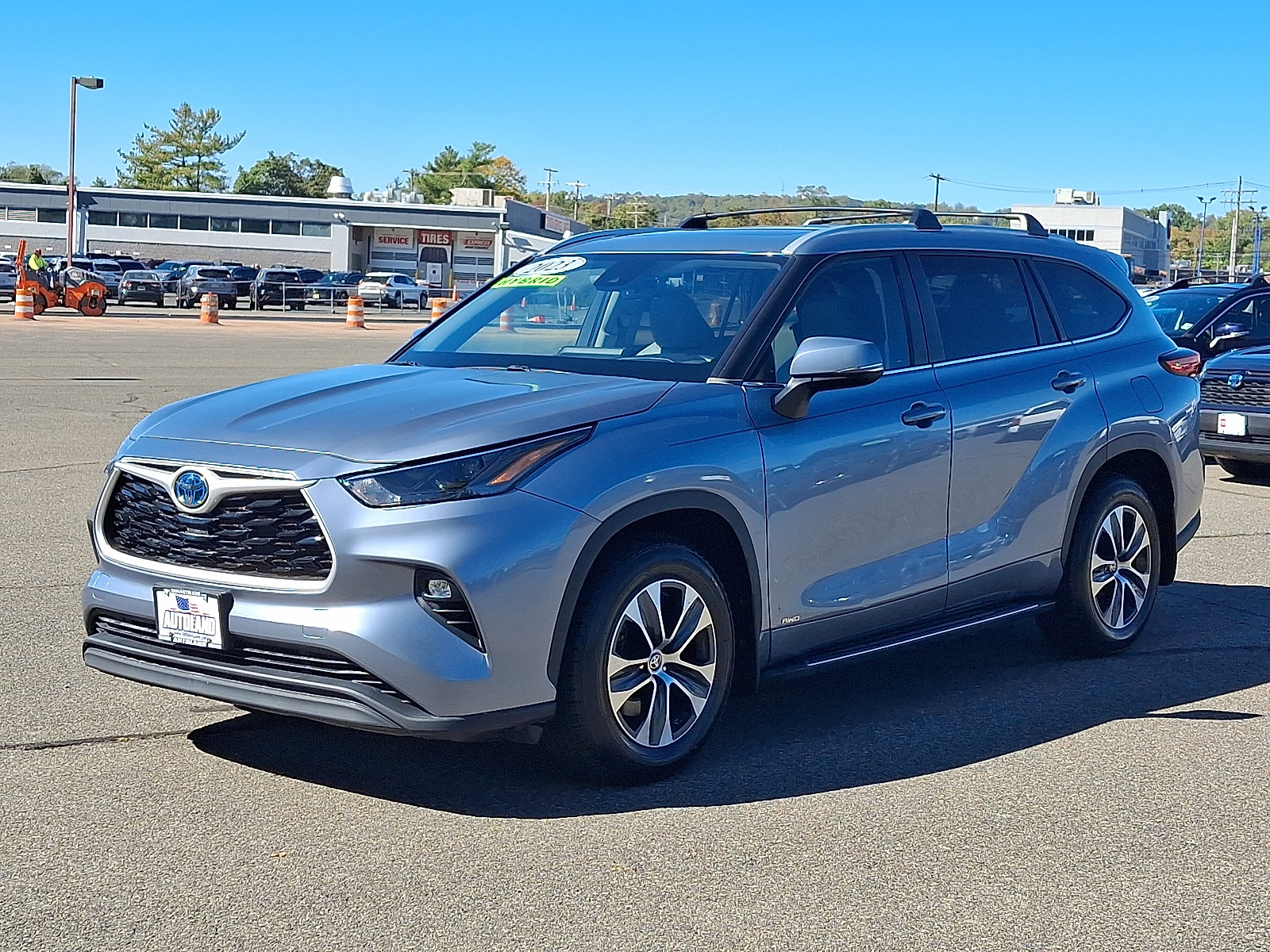Used 2023 Toyota Highlander XLE AWD/4WD image 3